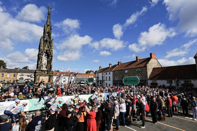 2026 Lloyds Tour of Britain Men Picture by Alex Whitehead SWpix.com - 05 09 2026 - Cycling - UCI ProSeries - 2026 Lloyds Tour of Britain Men - Stage 4: Helmsley to Leyburn (165.8km) - The peloton roll out of Helmsley Copyright: x xSWpix.comx(t axPhotographyxHubxLtd)xAlexxWhitehead SWpix.comx SWP-3030-22393