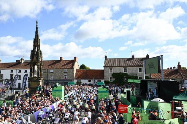 2026 Lloyds Tour of Britain Men Picture by Simon Wilkinson SWpix.com - 05 09 2026 - Cycling - UCI ProSeries - 2026 Lloyds Tour of Britain Men - Stage 4: Helmsley to Leyburn (165.8km) - The peloton roll out of Helmsley Copyright: x xSWpix.comx(t axPhotographyxHubxLtd)xSimonxWilkinson SWpix.comx SWP-3030-22394
