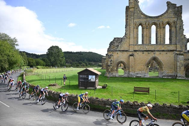 2026 Lloyds Tour of Britain Men Picture by Zac Williams SWpix.com - 05 09 2026 - Cycling - UCI ProSeries - 2026 Lloyds Tour of Britain Men - Stage 4: Helmsley to Leyburn (165.8km) - The peloton passing Byland Abbey Cycling Copyright: x xSWpix.comx(t axPhotographyxHubxLtd)xZacxWilliams SWpix.comx SWP-3030-22401