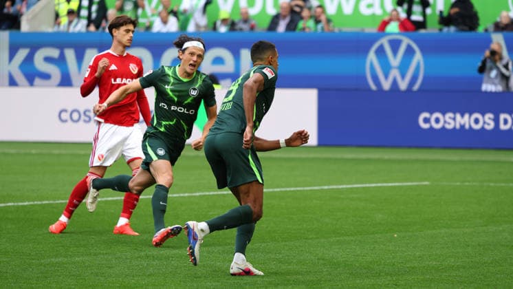 VfL vs. Cottbus, 2. BL Wolfsburg, 05.09.2026, Fußball, Herren, 2. BL, Saison 2026 2027, VfL Wolfsburg vs. FC Energie Cottbus: Robert Glatzel (VfL Wolfsburg) jubelt mit Fabian Reese (VfL Wolfsburg) nach seinem Elfmetertor zum 1:0 (DFL DFB REGULATIONS PROHIBIT ANY USE OF PHOTOGRAPHS as IMAGE SEQUENCES and or QUASI-VIDEO) Volkswagen Arena Niedersachsen Deutschland *** VfL vs. Cottbus, 2. Bundesliga Wolfsburg, September 5, 2026, Soccer, Men s, 2. Bundesliga, 2026–2027 Season, VfL Wolfsburg vs. FC Energie Cottbus: Robert Glatzel of VfL Wolfsburg celebrates with Fabian Reese after his penalty kick goal made it 1–0. DFL and DFB regulations prohibit any use of photographs as image sequences and or quasi-video. Volkswagen Arena Lower Saxony, Germany