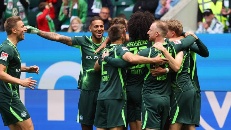 VfL vs. Cottbus, 2. BL Wolfsburg, 05.09.2026, Fußball, Herren, 2. BL, Saison 2026 2027, VfL Wolfsburg vs. FC Energie Cottbus: Robert Glatzel (VfL Wolfsburg) jubelt mit Mannschaftskollegen nach seinem Elfmetertor zum 1:0 (DFL DFB REGULATIONS PROHIBIT ANY USE OF PHOTOGRAPHS as IMAGE SEQUENCES and or QUASI-VIDEO) Volkswagen Arena Niedersachsen Deutschland *** VfL vs. Cottbus, 2nd Bundesliga, Wolfsburg, September 5, 2026, Soccer, Men s, 2nd Bundesliga, 2026–2027 Season, VfL Wolfsburg vs. FC Energie Cottbus: Robert Glatzel of VfL Wolfsburg celebrates with his teammates after scoring a penalty kick to make it 1–0. DFL and DFB regulations prohibit any use of photographs as image sequences and or quasi-video. Volkswagen Arena, Lower Saxony Germany