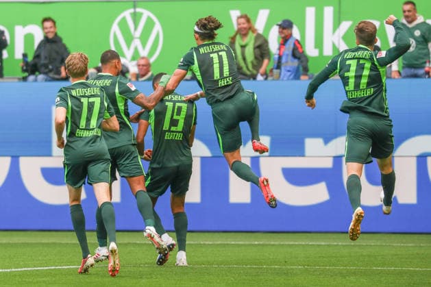 05.09.2026, xgox, Fussball - 2.Bundesliga VfL Wolfsburg - FC Energie Cottbus emspor, v.l. Jubel nach dem 1:0 durch Robert Glatzel (Wolfsburg, 19) (DFL DFB REGULATIONS PROHIBIT ANY USE OF PHOTOGRAPHS as IMAGE SEQUENCES and or QUASI-VIDEO) Wolfsburg *** September 5, 2026, xgox, Soccer, 2. Bundesliga: VfL Wolfsburg vs. FC Energie Cottbus, emspor; from left: celebrations after Robert Glatzel’s 1–0 goal for Wolfsburg; 19. DFL and DFB regulations prohibit any use of photographs as image sequences and or quasi-video. Wolfsburg