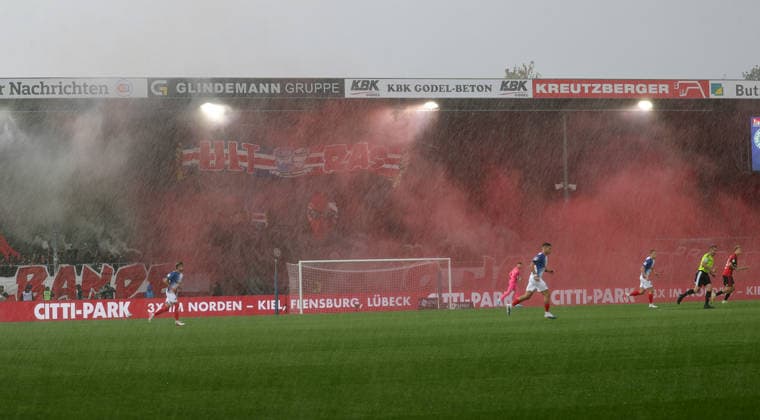 Choreo der kieler Fans Fussball, Herren, Saison 2026 2027, 2.BL, Holstein Stadion, Holstein Kiel gegen 1.FC Nuernberg DFL REGULATIONS PROHIBIT ANY USE OF PHOTOGRAPHS AS IMAGE SEQUENCES AND OR QUASI-VIDEO. *** Choreography by Kiel Fans: Soccer, Men s, 2026–2027 Season, 2. Bundesliga, Holstein Stadium, Holstein Kiel vs. 1. FC Nuremberg. DFL regulations prohibit any use of photographs as image sequences and or quasi-video.