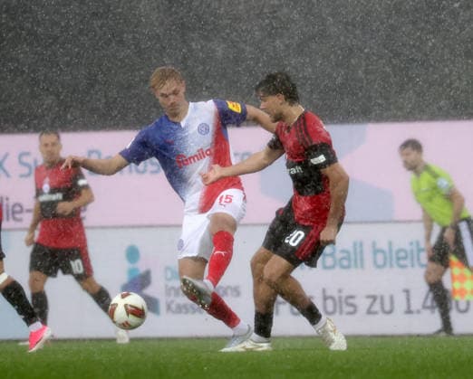 Duell zwischen Kasper Davidsen (Holstein Kiel) und Fynn Otto (1.FC Nuernberg) Fussball, Herren, Saison 2026 2027, 2.BL, Holstein Stadion, Holstein Kiel gegen 1.FC Nuernberg DFL REGULATIONS PROHIBIT ANY USE OF PHOTOGRAPHS AS IMAGE SEQUENCES AND OR QUASI-VIDEO. *** Head-to-head between Kasper Davidsen (Holstein Kiel) and Fynn Otto (1. FC Nuremberg) – Men s soccer, 2026–2027 season, 2. Bundesliga, Holstein Stadium, Holstein Kiel vs. 1. FC Nuremberg. DFL regulations prohibit any use of photographs as image sequences and or quasi-video.