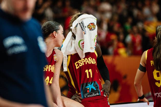 FIBA Women’s Basketball World Cup 2026: Mali vs. Spain, September 5, 2026, Awa Fam, Spain, No. 11 covers her face with a towel, basketball, FIBA Women’s Basketball World Cup 2026, group stage, Group A, Matchday 2: Mali vs. Spain on September 5, 2026, at the Max Schmeling Halle, Berlin Copyright: xBEAUTIFULxSPORTS Tonhäuserx
