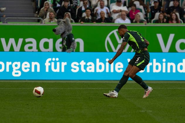 Deutschland: Fussball 2. Bundesliga, 4. Spieltag 2026 2027, VfL Wolfsburg - Energie Cottbus am 05.09.2026 in Wolfsburg (Volkswagen Arena): Tor zum 2:0 Vinicius Souza (VfL Wolfsburg, 5) Schuss *** German Soccer 2. Bundesliga, Matchday 4, 2026–2027, VfL Wolfsburg vs. Energie Cottbus on September 5, 2026, at the Volkswagen Arena in Wolfsburg; Goal: 2–0 by Vinicius Souza (VfL Wolfsburg), 5th shot Copyright: xSvenxHeidmannx