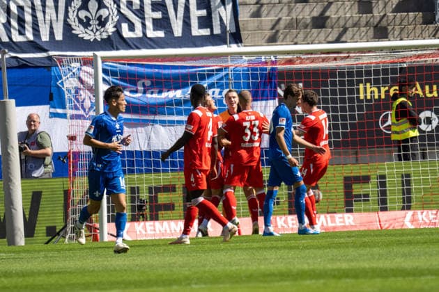 05.09.2026, xdaymx, Fussball 2.Bundesliga, 1.FC Kaiserslautern - SV Darmstadt 98. Julian Krahl (1.FC Kaiserslautern) und die Mannschaft von Kaiserslautern jubelt, nachdem der Elfmeter von Darmstadt nicht verwandelt wurde. Kaiserslautern *** September 5, 2026, xdaymx, Soccer, 2. Bundesliga, 1. FC Kaiserslautern vs. SV Darmstadt 98, Julian Krahl, 1. FC Kaiserslautern, and the Kaiserslautern team celebrate after Darmstadt failed to convert a penalty kick, Kaiserslautern