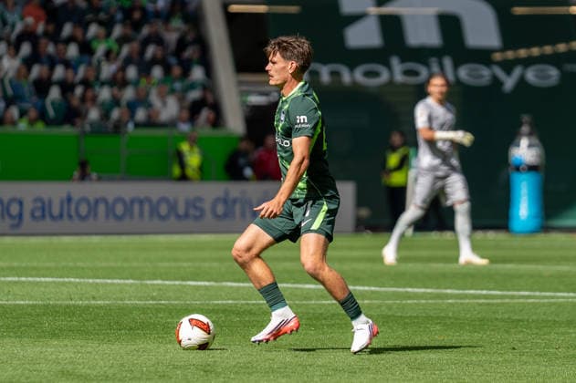 Deutschland: Fussball 2. Bundesliga, 4. Spieltag 2026 2027, VfL Wolfsburg - Energie Cottbus am 05.09.2026 in Wolfsburg (Volkswagen Arena): Joakim Maehle (VfL Wolfsburg, 21) am Ball *** German Soccer 2. Bundesliga, Matchday 4, 2026–2027, VfL Wolfsburg vs. Energie Cottbus on September 5, 2026, at the Volkswagen Arena in Wolfsburg; Joakim Maehle of VfL Wolfsburg, No. 21, in possession of the ball Copyright: xSvenxHeidmannx