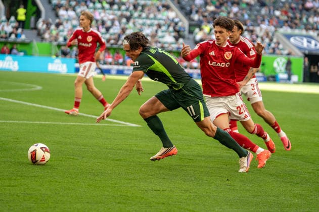 Deutschland: Fussball 2. Bundesliga, 4. Spieltag 2026 2027, VfL Wolfsburg - Energie Cottbus am 05.09.2026 in Wolfsburg (Volkswagen Arena): Zweikampf Fabian Reese (VfL Wolfsburg, 11) und Luca Erlein (Energie Cottbus, 21) *** German Soccer 2. Bundesliga, Matchday 4, 2026–2027, VfL Wolfsburg vs. Energie Cottbus on September 5, 2026, at the Volkswagen Arena in Wolfsburg. A tackle between Fabian Reese of VfL Wolfsburg (No. 11) and Luca Erlein of Energie Cottbus (No. 21). Copyright: xSvenxHeidmannx