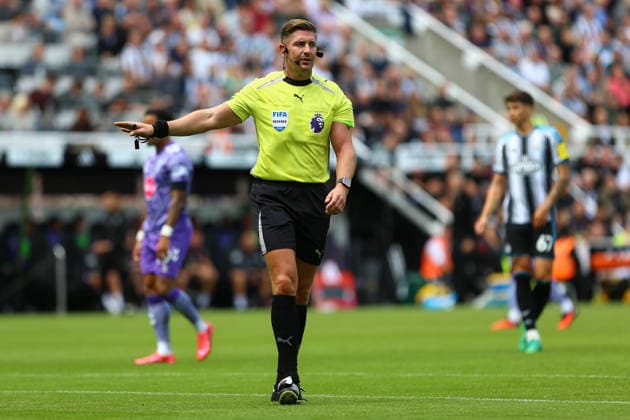 St James Park NEWCASTLE UPON TYNE, ENGLAND, SEPTEMBER 5: Referee Robert Jones gestures during a Premier League 2026-27 match between Newcastle United and AFC Bournemouth at St James Park on September 5, 2026 in Newcastle Upon Tyne, England. (Photo by Zach Forster Sports Press Photo) (Zach Forster Sports Press Photo SPP) Copyright: xZachxForster SportsxPressxPhotox xSPPx spp-en-ZaFoPrPh-spp26_zachf_0509_131