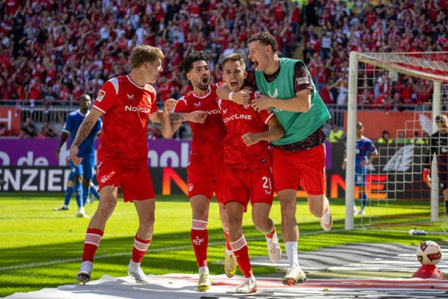 05.09.2026, xdaymx, Fussball 2.Bundesliga, 1.FC Kaiserslautern - SV Darmstadt 98. Torjubel zur 1:0 Führung. vl., Paul Joly (1.FC Kaiserslautern)Vorlagengeber Semih Sahin (1.FC Kaiserslautern), Torschütze Mario Sauer (1.FC Kaiserslautern) und Auswechselspieler Erencan Yardimci (1.FC Kaiserslautern) Kaiserslautern *** September 5, 2026, xdaymx, Soccer, 2. Bundesliga, 1. FC Kaiserslautern vs. SV Darmstadt 98, Goal celebration after taking a 1–0 lead, Paul Joly (1. FC Kaiserslautern), assist by Semih Sahin (1. FC Kaiserslautern), Goal scorer Mario Sauer, 1. FC Kaiserslautern, and substitute Erencan Yardimci, 1. FC Kaiserslautern, Kaiserslautern