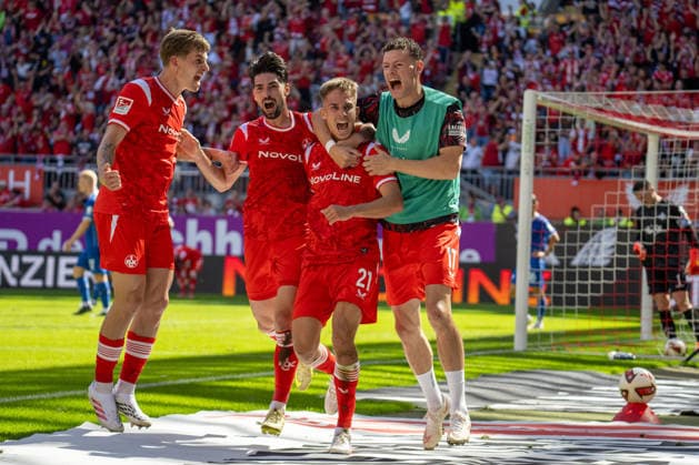 05.09.2026, xdaymx, Fussball 2.Bundesliga, 1.FC Kaiserslautern - SV Darmstadt 98. Torjubel zur 1:0 Führung. vl., Paul Joly (1.FC Kaiserslautern)Vorlagengeber Semih Sahin (1.FC Kaiserslautern), Torschütze Mario Sauer (1.FC Kaiserslautern) und Auswechselspieler Erencan Yardimci (1.FC Kaiserslautern) Kaiserslautern *** September 5, 2026, xdaymx, Soccer 2. Bundesliga, 1. FC Kaiserslautern vs. SV Darmstadt 98, Goal celebration after taking a 1-0 lead, Paul Joly (1. FC Kaiserslautern), assist by Semih Sahin (1. FC Kaiserslautern), Goal scorer Mario Sauer, 1. FC Kaiserslautern, and substitute Erencan Yardimci, 1. FC Kaiserslautern, Kaiserslautern