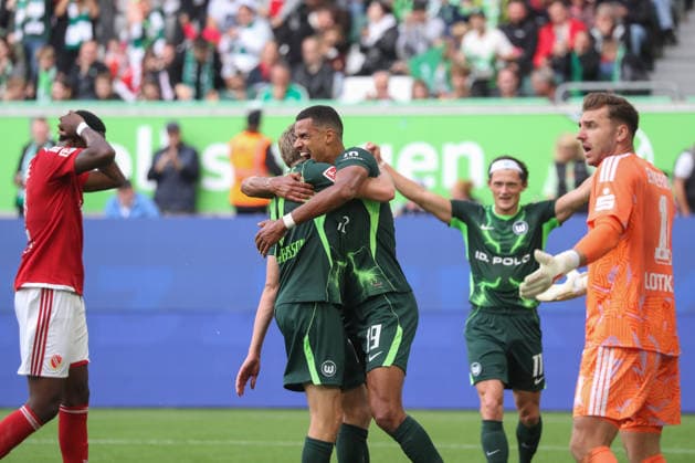 05.09.2026, xgox, Fussball, 2. Bundesliga, VfL Wolfsburg - FC Energie Cottbus v.l. Robert Glatzel (Wolfsburg, 19) Jubel, Torjubel, jubelt ueber das Tor, celebrate the goal, celebration (DFL DFB REGULATIONS PROHIBIT ANY USE OF PHOTOGRAPHS as IMAGE SEQUENCES and or QUASI-VIDEO) Wolfsburg *** September 5, 2026, xgox, Soccer, 2. Bundesliga, VfL Wolfsburg vs. FC Energie Cottbus – Robert Glatzel (Wolfsburg), 19 Cheering, Goal celebration, celebrating the goal, DFL and DFB regulations prohibit any use of photographs as image sequences and or quasi-video, Wolfsburg