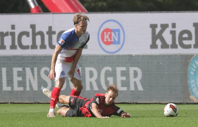 Duell zwischen Jonas Therkelsen (Holstein Kiel) und Tim Janisch (1.FC Nuernberg) Fussball, Herren, Saison 2026 2027, 2.BL, Holstein Stadion, Holstein Kiel gegen 1.FC Nuernberg DFL REGULATIONS PROHIBIT ANY USE OF PHOTOGRAPHS AS IMAGE SEQUENCES AND OR QUASI-VIDEO. *** Head-to-head between Jonas Therkelsen (Holstein Kiel) and Tim Janisch (1. FC Nuremberg) – Soccer, Men s, 2026–2027 Season, 2. Bundesliga, Holstein Stadium, Holstein Kiel vs. 1. FC Nuremberg. DFL regulations prohibit any use of photographs as image sequences and or quasi-video.