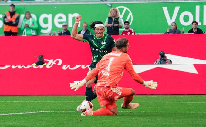 Deutschland:Fussball 2.Bundesliga 2026 2027, 4.Spieltag VfL Wolfsburg vs Energie Cottbus - Volkswagen Arena (Wolfsburg): Torchance Fabian Reese (VfL Wolfsburg, 11) Marcel Lotka (Energie Cottbus, 1) *** Germany Soccer 2. Bundesliga 2026–2027, Matchday 4: VfL Wolfsburg vs. Energie Cottbus at Volkswagen Arena, Wolfsburg; Scoring chance by Fabian Reese (VfL Wolfsburg), 11; Marcel Lotka (Energie Cottbus), 1 Copyright: xAymanxAlahmedx