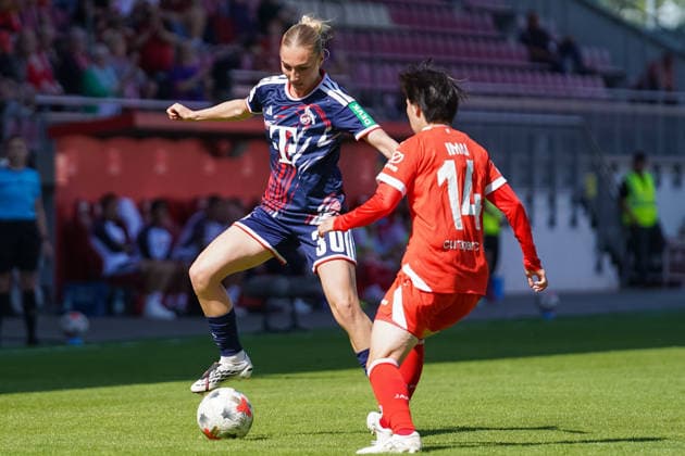 Deutschland: Fußball Google Pixel Frauen-Bundesliga 2026 2027, 3. Spieltag - 1. FSV Mainz 05 vs 1. FC Köln - Bruchwegstadion (Mainz): Sophie Nachtigall (FC, 30) im Zweikampf mit Yurina Imai (FSV, 14) *** Germany Soccer Google Pixel Women s Bundesliga 2026 2027, Matchday 3: FSV Mainz 05 vs. 1. FC Köln at Bruchwegstadion in Mainz; Sophie Nachtigall (FC), No. 30, in a tackle with Yurina Imai (FSV), No. 14 Copyright: xTobiasxWentzellx