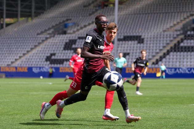Bismark Adomah (SC Freiburg II, 33) in a tackle with Max Lippert (TSV Steinbach Haiger, 33), Germany, Soccer, Regionalliga Südwest, Matchday 5, 2026–2027, SC Freiburg II vs. TSV Steinbach Haiger, September 5, 2026, Dreisamstadion, Freiburg, Dreisamstadion, Baden-Württemberg, Germany Copyright: xArnexAmbergx
