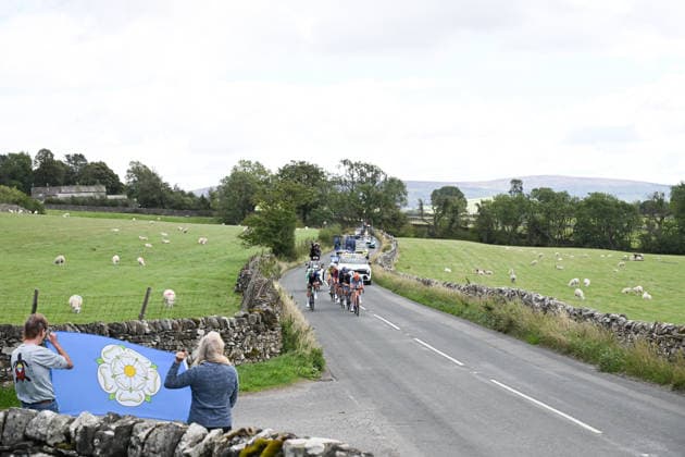2026 Lloyds Tour of Britain Men Picture by Zac Williams SWpix.com - 05 09 2026 - Cycling - UCI ProSeries - 2026 Lloyds Tour of Britain Men - Stage 4: Helmsley to Leyburn (165.8km) - The breakaway cheered on by supporters, waving the Yorkshire flag Cycling Copyright: x xSWpix.comx(t axPhotographyxHubxLtd)xZacxWilliams SWpix.comx SWP-3030-22416