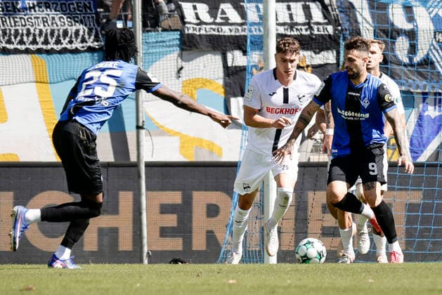 September 5, 2026, xhettx, Soccer 3rd Division, SV Waldhof Mannheim vs. SC Verl: Jidechi Okeke of SV Waldhof Mannheim, No. 25, signals where he wants the ball. Goncalo Gregorio of SV Waldhof Mannheim, No. 9, has the ball.