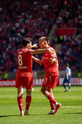05.09.2026, xdaymx, Fussball 2.Bundesliga, 1.FC Kaiserslautern - SV Darmstadt 98. Semih Sahin (1.FC Kaiserslautern) und der Torschütze Mario Sauer (1.FC Kaiserslautern) jubeln zusammen nach dem 1:0 für den 1. FC Kaiserslautern Kaiserslautern *** September 5, 2026, xdaymx, Soccer, 2. Bundesliga, 1 FC Kaiserslautern vs. SV Darmstadt 98; Semih Sahin; 1 FC Kaiserslautern and goal scorer Mario Sauer of 1 FC Kaiserslautern celebrate together after the 1–0 victory for 1 FC Kaiserslautern; Kaiserslautern