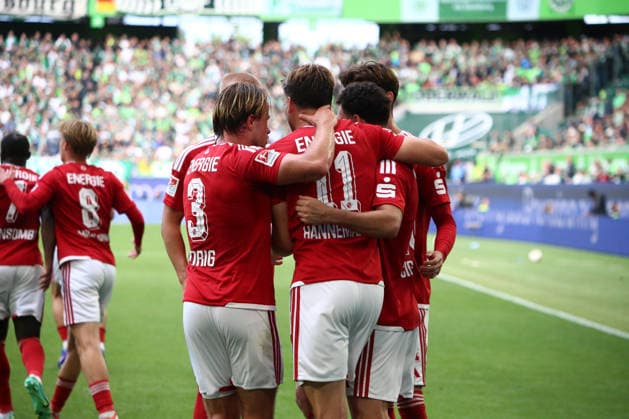 Deutschland:Fussball 2.Bundesliga 2026 2027, 4.Spieltag VfL Wolfsburg vs Energie Cottbus - Volkswagen Arena (Wolfsburg): Tor und Torjubel zum Tolcay CiÄüerci Tolcay Cigerci (Energie Cottbus, 10) Lukas Michelbrink (Energie Cottbus, 8) Moritz Hannemann (Energie Cottbus, 11) Christian Kinsombi (Energie Cottbus, 7) Henry Rorig (Energie Cottbus, 3) *** Germany Soccer 2. Bundesliga 2026–2027, Matchday 4: VfL Wolfsburg vs. Energie Cottbus at Volkswagen Arena, Wolfsburg—Goal and celebration following Tolcay CiÄüerci’s goal (Tolcay Cigerci, Energie Cottbus), 10 Lukas Michelbrink (Energie Cottbus), 8 Moritz Hannemann, Energie Cottbus; 11 Christian Kinsombi, Energie Cottbus; 7 Henry Rorig, Energie Cottbus; 3 Copyright: xAymanxAlahmedx