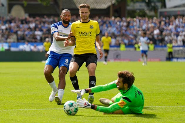 September 5, 2026, Hänsch Arena, Meppen, GER, 3rd Division, Matchday 4: SV Meppen vs. 1 FC Saarbrücken, Cyrill Akono (SV Meppen) 9 vs. Daniel Gleiber (1 FC Saarbrücken) 5, In the foreground is goalkeeper Matteo Bignetti, 1. FC Saarbrücken 1. DFL regulations prohibit any use of photographs as image sequences and or quasi-video. Meppen, Lower Saxony, Hänsch Arena