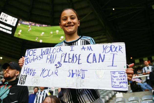 St James Park NEWCASTLE UPON TYNE, ENGLAND, SEPTEMBER 5: A Newcastle United supporter holds up a sign prior to the Premier League 2026-27 match between Newcastle United and AFC Bournemouth at St James Park on September 5, 2026 in Newcastle Upon Tyne, England. (Photo by Zach Forster Sports Press Photo) (Zach Forster Sports Press Photo SPP) Copyright: xZachxForster SportsxPressxPhotox xSPPx spp-en-ZaFoPrPh-spp26_zachf_0509_167