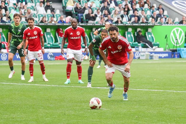 05.09.2026, xgox, Fussball - 2.Bundesliga VfL Wolfsburg - FC Energie Cottbus emspor, v.l. Tor zum 3:3 per Elfmeter duch Tolcay Cigerci (Cottbus, 10) (DFL DFB REGULATIONS PROHIBIT ANY USE OF PHOTOGRAPHS as IMAGE SEQUENCES and or QUASI-VIDEO) Wolfsburg *** September 5, 2026, xgox, Soccer, 2. Bundesliga, VfL Wolfsburg vs. FC Energie Cottbus, emspor, from left: Tolcay Cigerci of Cottbus scores the 3-3 goal on a penalty kick, 10 DFL DFB REGULATIONS PROHIBIT ANY USE OF PHOTOGRAPHS AS IMAGE SEQUENCES AND OR QUASI-VIDEO Wolfsburg