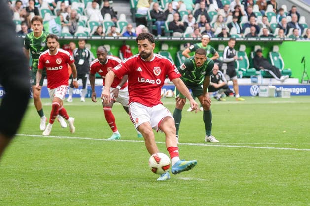 05.09.2026, xgox, Fussball - 2.Bundesliga VfL Wolfsburg - FC Energie Cottbus emspor, v.l. Tor zum 3:3 per Elfmeter duch Tolcay Cigerci (Cottbus, 10) (DFL DFB REGULATIONS PROHIBIT ANY USE OF PHOTOGRAPHS as IMAGE SEQUENCES and or QUASI-VIDEO) Wolfsburg *** September 5, 2026, xgox, Soccer, 2. Bundesliga, VfL Wolfsburg vs. FC Energie Cottbus, emspor, from left: Tolcay Cigerci of Cottbus scores the 3-3 goal on a penalty kick, 10 DFL DFB REGULATIONS PROHIBIT ANY USE OF PHOTOGRAPHS AS IMAGE SEQUENCES AND OR QUASI-VIDEO Wolfsburg