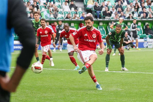 05.09.2026, xgox, Fussball - 2.Bundesliga VfL Wolfsburg - FC Energie Cottbus emspor, v.l. Tor zum 3:3 per Elfmeter duch Tolcay Cigerci (Cottbus, 10) (DFL DFB REGULATIONS PROHIBIT ANY USE OF PHOTOGRAPHS as IMAGE SEQUENCES and or QUASI-VIDEO) Wolfsburg *** September 5, 2026, xgox, Soccer, 2. Bundesliga, VfL Wolfsburg vs. FC Energie Cottbus, emspor, from left: Tolcay Cigerci of Cottbus scores the 3-3 goal on a penalty kick, 10 DFL DFB REGULATIONS PROHIBIT ANY USE OF PHOTOGRAPHS AS IMAGE SEQUENCES AND OR QUASI-VIDEO Wolfsburg