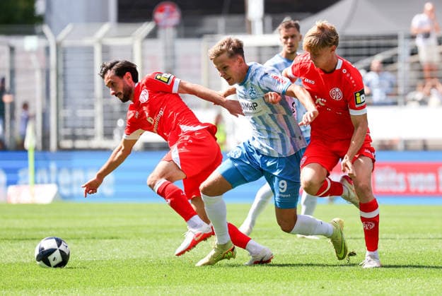 September 5, 2026, Germany, Stuttgart, Soccer, Regionalliga Südwest, SV Stuttgarter Kickers vs. 1. FSV Mainz 05 II, from left: Yunus Malli (Mainz), Sebastian Müller (Kickers), Emanuel Pavel Marincau (Mainz)