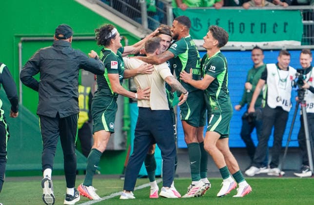 Deutschland:Fussball 2.Bundesliga 2026 2027, 4.Spieltag VfL Wolfsburg vs Energie Cottbus - Volkswagen Arena (Wolfsburg): Tor und Torjubel zum Mattias Svanberg (VfL Wolfsburg, 32) Tobias Strobl (Trainer VfL Wolfsburg) Fabian Reese (VfL Wolfsburg, 11) Vinicius Souza (VfL Wolfsburg, 5) Maximilian Arnold (VfL Wolfsburg, 27) *** Germany Soccer 2. Bundesliga 2026–2027, Matchday 4: VfL Wolfsburg vs. Energie Cottbus at Volkswagen Arena, Wolfsburg—Goal and goal celebration by Mattias Svanberg (VfL Wolfsburg), 32 Tobias Strobl, VfL Wolfsburg Coach Fabian Reese (VfL Wolfsburg), 11 Vinicius Souza (VfL Wolfsburg), 5 Maximilian Arnold (VfL Wolfsburg), 27 Copyright: xAymanxAlahmedx