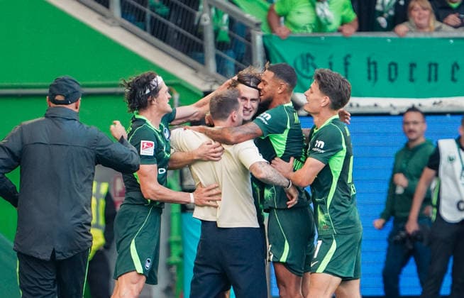 Deutschland:Fussball 2.Bundesliga 2026 2027, 4.Spieltag VfL Wolfsburg vs Energie Cottbus - Volkswagen Arena (Wolfsburg): Tor und Torjubel zum Mattias Svanberg (VfL Wolfsburg, 32) Tobias Strobl (Trainer VfL Wolfsburg) Fabian Reese (VfL Wolfsburg, 11) Vinicius Souza (VfL Wolfsburg, 5) Maximilian Arnold (VfL Wolfsburg, 27) *** Germany Soccer 2. Bundesliga 2026–2027, Matchday 4: VfL Wolfsburg vs. Energie Cottbus at Volkswagen Arena, Wolfsburg—Goal and goal celebration by Mattias Svanberg (VfL Wolfsburg), 32 Tobias Strobl, VfL Wolfsburg Coach Fabian Reese (VfL Wolfsburg), 11 Vinicius Souza (VfL Wolfsburg), 5 Maximilian Arnold (VfL Wolfsburg), 27 Copyright: xAymanxAlahmedx