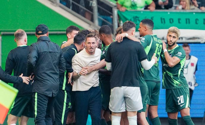 Deutschland:Fussball 2.Bundesliga 2026 2027, 4.Spieltag VfL Wolfsburg vs Energie Cottbus - Volkswagen Arena (Wolfsburg): Tor und Torjubel zum Mattias Svanberg (VfL Wolfsburg, 32) Tobias Strobl (Trainer VfL Wolfsburg) Fabian Reese (VfL Wolfsburg, 11) Vinicius Souza (VfL Wolfsburg, 5) Maximilian Arnold (VfL Wolfsburg, 27) *** Germany Soccer 2. Bundesliga 2026–2027, Matchday 4: VfL Wolfsburg vs. Energie Cottbus at Volkswagen Arena, Wolfsburg—Goal and goal celebration by Mattias Svanberg (VfL Wolfsburg), 32 Tobias Strobl, VfL Wolfsburg Coach Fabian Reese (VfL Wolfsburg), 11 Vinicius Souza (VfL Wolfsburg), 5 Maximilian Arnold (VfL Wolfsburg), 27 Copyright: xAymanxAlahmedx