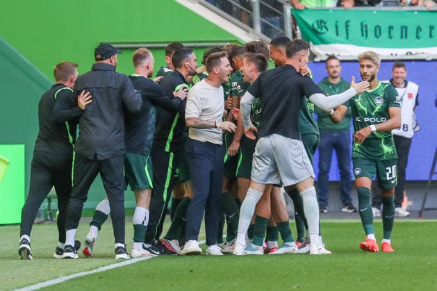 05.09.2026, xgox, Fussball - 2.Bundesliga VfL Wolfsburg - FC Energie Cottbus emspor, v.l. Tobias Strobl (Wolfsburg, Trainer) jubelt nach dem 4:3 durch Mattias Svanberg (Wolfsburg, 32) (DFL DFB REGULATIONS PROHIBIT ANY USE OF PHOTOGRAPHS as IMAGE SEQUENCES and or QUASI-VIDEO) Wolfsburg *** September 5, 2026, xgox, Soccer, 2. Bundesliga, VfL Wolfsburg vs. FC Energie Cottbus, emspor, from left: Tobias Strobl (Wolfsburg), coach celebrates after Mattias Svanberg’s 4-3 goal (Wolfsburg), 32 DFL DFB REGULATIONS PROHIBIT ANY USE OF PHOTOGRAPHS AS IMAGE SEQUENCES AND OR QUASI-VIDEO Wolfsburg