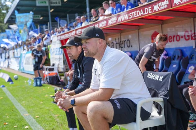 German Soccer, 3rd Division, Matchday 4, Hänsch Arena, SV Meppen vs. 1 FC Saarbrücken; Lucas Beniermann, Head Coach, SV Meppen; Steffen Puttkammer, Assistant Coach, SV Meppen Copyright: xMichelxWittex