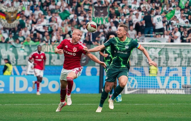 Deutschland:Fussball 2.Bundesliga 2026 2027, 4.Spieltag VfL Wolfsburg vs Energie Cottbus - Volkswagen Arena (Wolfsburg): im Zweikampf Hauke Wahl (VfL Wolfsburg, 6) Dmytro Bohdanov (Energie Cottbus, 13) *** Germany Soccer 2. Bundesliga 2026–2027, Matchday 4: VfL Wolfsburg vs. Energie Cottbus at Volkswagen Arena, Wolfsburg—Hauke Wahl (VfL Wolfsburg) and Dmytro Bohdanov (Energie Cottbus) in a tackle, 6 and 13 Copyright: xAymanxAlahmedx