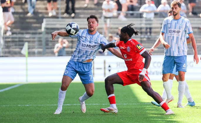 September 5, 2026, Germany, Stuttgart, Soccer, Regionalliga Südwest, SV Stuttgarter Kickers vs. 1. FSV Mainz 05 II, from left: Yannick Glessing (Kickers), Andre Kenete Gitau (Mainz)