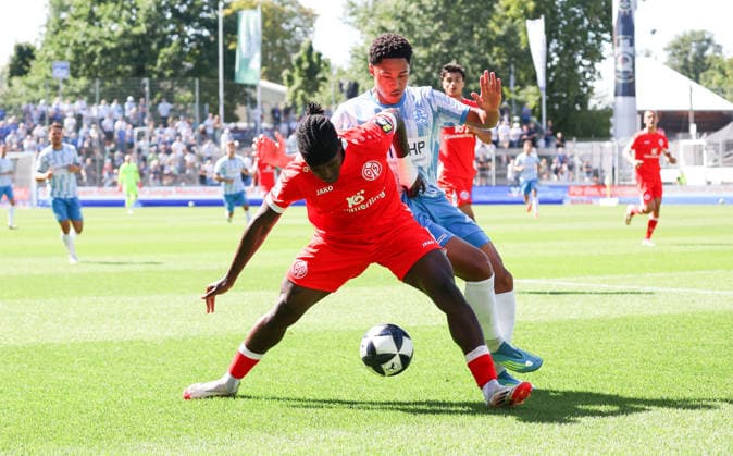 September 5, 2026, Germany, Stuttgart, Soccer, Regionalliga Südwest, SV Stuttgarter Kickers vs. 1. FSV Mainz 05 II, from left: Andre Kenete Gitau (Mainz), David Udogu (Kickers)