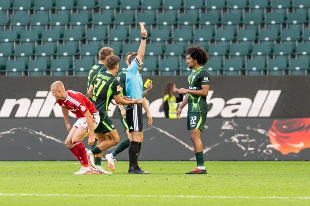 Deutschland: Fussball 2. Bundesliga, 4. Spieltag 2026 2027, VfL Wolfsburg - Energie Cottbus am 05.09.2026 in Wolfsburg (Volkswagen Arena): rGelb-rote Karte für Mathys Angely (VfL Wolfsburg, 22) *** German Soccer 2. Bundesliga, Matchday 4, 2026–2027, VfL Wolfsburg vs. Energie Cottbus on September 5, 2026, at the Volkswagen Arena in Wolfsburg; yellow-red card for Mathys Angely of VfL Wolfsburg, 22 Copyright: xSvenxHeidmannx