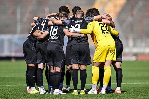 Bavarian Regional League: TSV Schwaben Augsburg vs. FC Augsburg, Augsburg, September 5, 2026—Players from the Memmingen region gather before kickoff, Augsburg, September 5, 2026—Matchday 7 of the Bavarian Regional League: TSV Schwaben Augsburg vs. FC Memmingen, Augsburg, Rosenaustadion Copyright: xBEAUTIFULxSPORTS Märklx