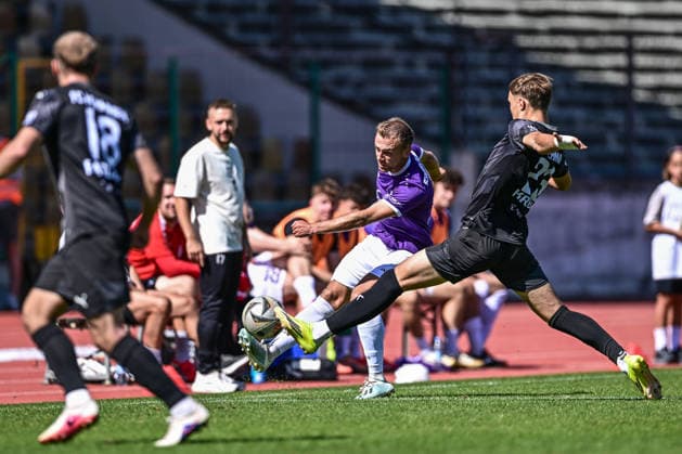 Bavarian Regional League: TSV Schwaben Augsburg vs. FC Augsburg, Augsburg, September 5, 2026; Felix Schwarzholz (TSV Schwaben Augsburg), No. 8, on a pass to Constantin Kresin (FC Memmingen), No. 23, on defense, Augsburg, September 5, 2026, Matchday 7 of the Bavarian Regional League, TSV Schwaben Augsburg vs. FC Memmingen, Augsburg, Rosenaustadion Copyright: xBEAUTIFULxSPORTS Märklx