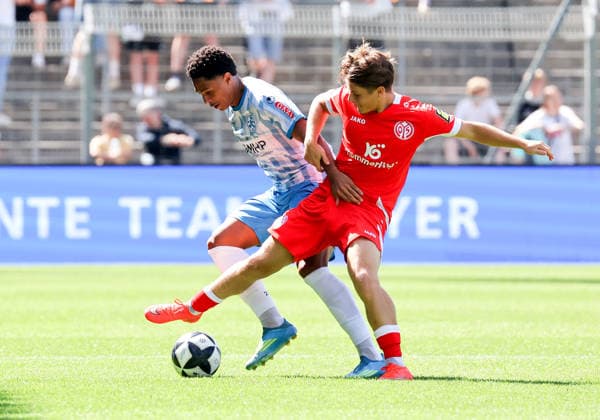 September 5, 2026, Germany, Stuttgart, Soccer, Regionalliga Südwest, SV Stuttgarter Kickers vs. 1. FSV Mainz 05 II, from left: David Udogu (Kickers), Nick Cherny (Mainz)