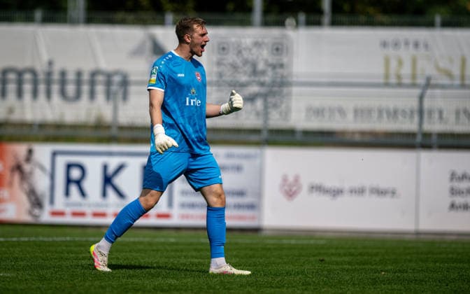 Soccer, 2026–2027 Season, Regionalliga West, September 5, 2026, Matchday 7, Men s Division, 1 FC Bocholt (white) vs. Sportfreunde Siegen (red); Pascal Manitz, goalkeeper for SF Siegen; Bocholt Stadium am Huenting, Germany 260905_fb_1fc-bocholt_sf-siegen_58453
