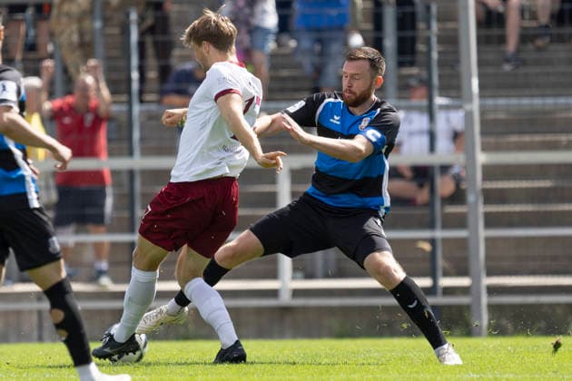 Regionalliga Southwest: FSV Frankfurt vs. Kickers Offenbach, September 5, 2026. Benedikt von Hagen (Kickers Offenbach, 17) and Tim Weißmann (FSV Frankfurt, 4) battle for the ball, FSV Frankfurt vs. Kickers Offenbach, Frankfurt, BBBank Arena, September 5, 2026 Copyright: xBEAUTIFULxSPORTS Gawlikx
