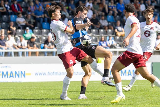 Regionalliga Southwest: FSV Frankfurt vs. Kickers Offenbach, September 5, 2026. Bastian Frölich (Kickers Offenbach, 26) and Filip Pandza (FSV Frankfurt, 17) battle for the ball, FSV Frankfurt vs. Kickers Offenbach, Frankfurt, BBBank Arena, September 5, 2026 Copyright: xBEAUTIFULxSPORTS Gawlikx