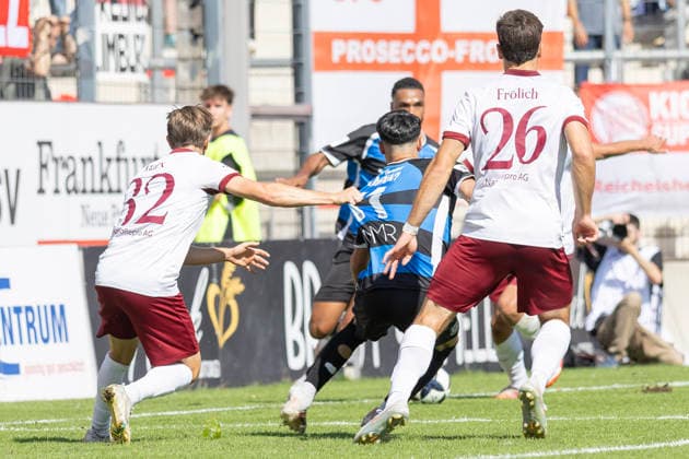 Regionalliga Southwest: FSV Frankfurt vs. Kickers Offenbach, September 5, 2026. Jan Hendrik Marx (Kickers Offenbach, No. 32) holds onto Ismail Harnafi s (FSV Frankfurt, No. 11) jersey; FSV Frankfurt vs. Kickers Offenbach, Frankfurt, BBBank Arena, September 5, 2026 Copyright: xBEAUTIFULxSPORTS Gawlikx