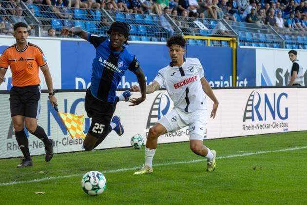 Jid Okeke (25, Mannheim) wird von Andre Leipold (20. Verl) gefoult