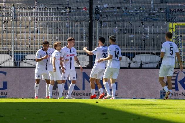 Jubel bei Verl nach dem Treffer zum 1:0