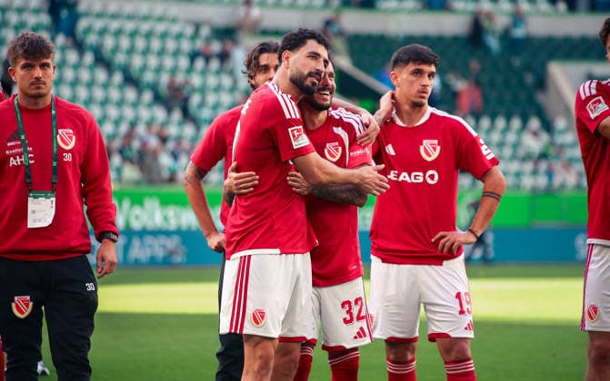 Deutschland:Fussball 2.Bundesliga 2026 2027, 4.Spieltag VfL Wolfsburg vs Energie Cottbus - Volkswagen Arena (Wolfsburg): Freude, Emotionen, Jubel Tolcay CiÄüerci Tolcay Cigerci (Energie Cottbus, 10) Leonardo Bittencourt (Energie Cottbus, 32) *** Germany Soccer 2. Bundesliga 2026–2027, Matchday 4: VfL Wolfsburg vs. Energie Cottbus at Volkswagen Arena, Wolfsburg—Joy, excitement, celebration—Tolcay CiÄüerci (Tolcay Cigerci), Energie Cottbus, 10; Leonardo Bittencourt, Energie Cottbus, 32 Copyright: xAymanxAlahmedx